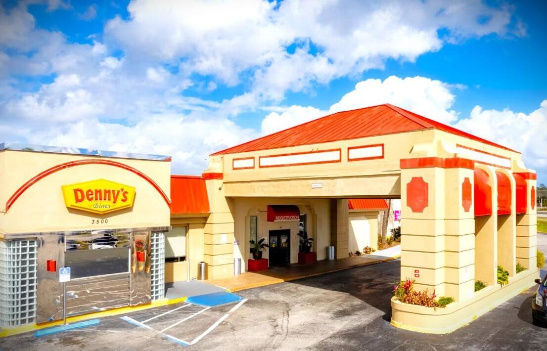 Space Coast Hotel Titusville Exterior photo